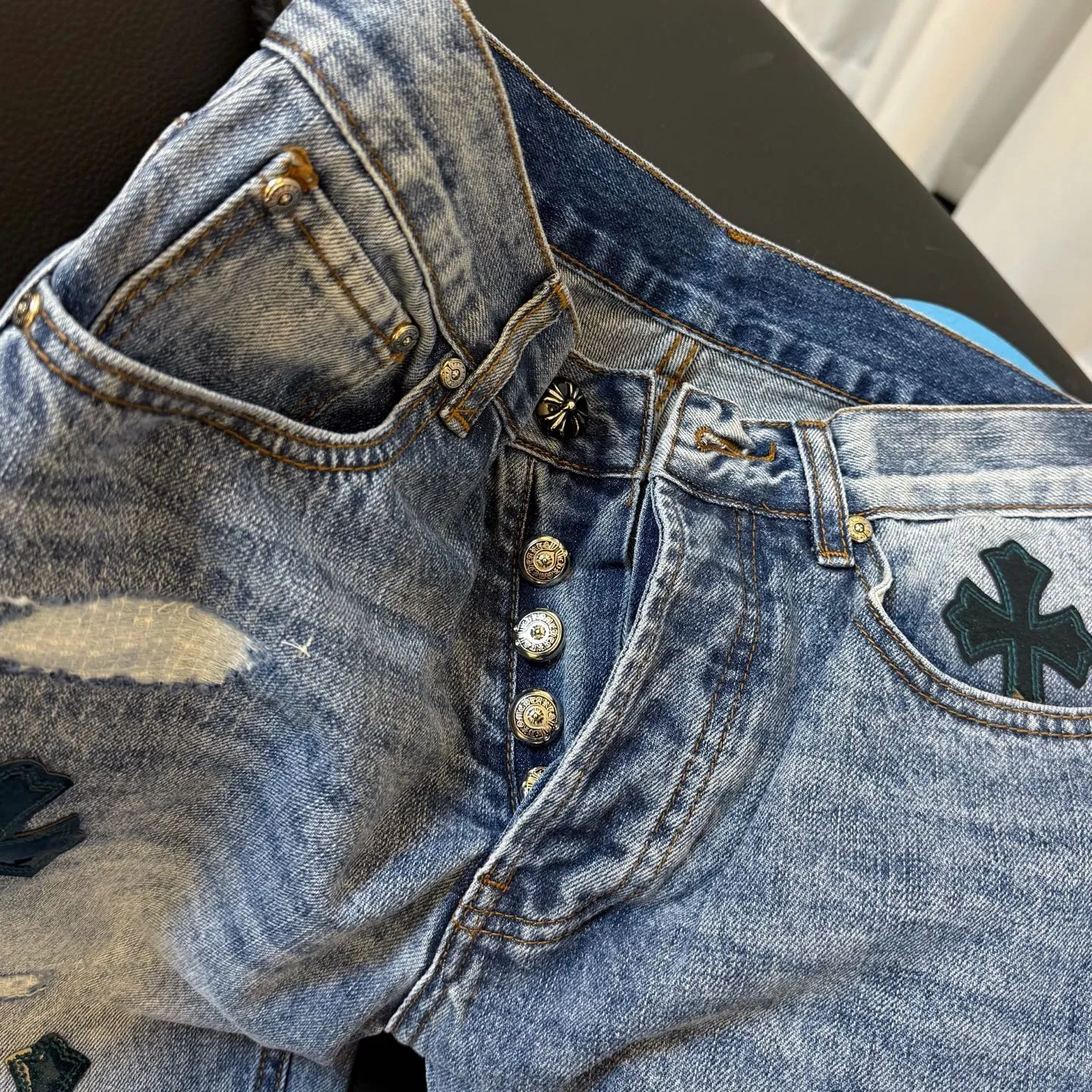 P300 style number: D353 ⭐️Chromehearts washed blue ripped starry sky🌃leather jeans ceiling-level jeans hard to find at the counter‼ ️About Zangyin✅This is an extremely luxurious fashion brand that can also be called the aristocracy of the high street. It has always been an exclusive brand for some hipsters or rich second generations. The color of this model is already very eye-catching by using a unique washed material. It is decorated with pink patch cross flowers, which cleverly highlights the charm of the brand. Secondly, this model adopts a classic high-waist cut design, which highlights the long legs and fashionable temperament of the upper body. The brand is highly recognizable and the slim-fitting configuration is more suitable for daily wear. The personality will be fashionable and the specifications can be seen at a glance. Materials and technology ✅ Needless to say, this point goes without saying. As an excellent craftsman brand, Zangyin's requirements for details and craftsmanship are really perfect. The washed color of this model has gone through a lot of processes, not to mention the embellishment of the denim appliqués. It is also purely handmade and sewn. Just like what they believe in, only handmade things have soul and have the meaning of wearing. A top-notch heavy-duty fashionable denim item, recommended by both hands‼ ️ Size: 28, 30, 32, 34, 36 (S-XXL) Color: Washed light blue Size reference: Pants length 100 102 104 106 106 Waist 72 76 80 84 88 Recommended weight S (about 110 pounds) M (about 120 pounds) L (about 140 pounds) XL (about 165) XXL (around 185)